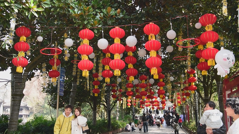 掛好燈籠的街道喜氣洋洋。