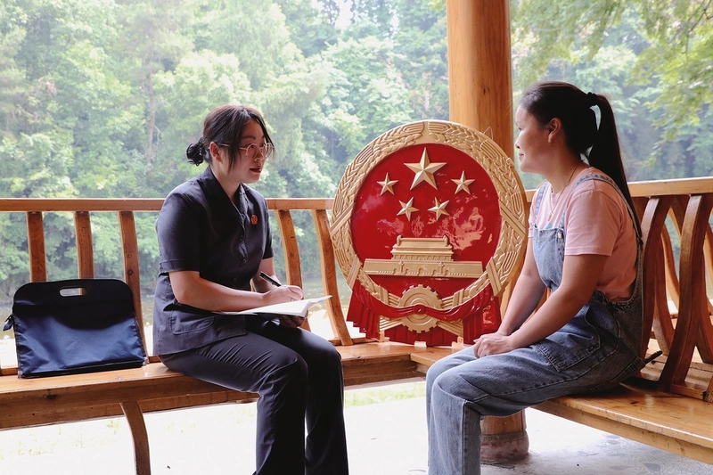 法院干警到轄區開展法治宣傳及走訪。