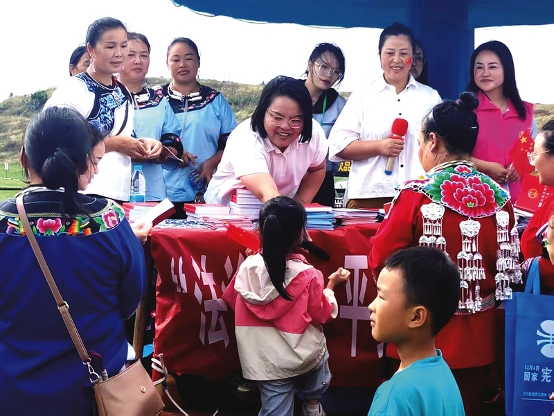 司法局工作人員開展法治宣傳活動。