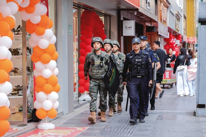 公安與武警開展聯勤巡邏 。