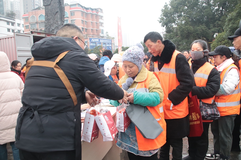 1 圖為安順市第十四屆新春年貨節上，”屯滋味“為1600余名環衛工人免費贈送伴手禮.JPG