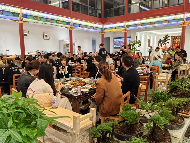 3 圖為每逢周末或節假日食客慕名而來,“屯滋味”店內十分火熱。李磊 攝.jpg