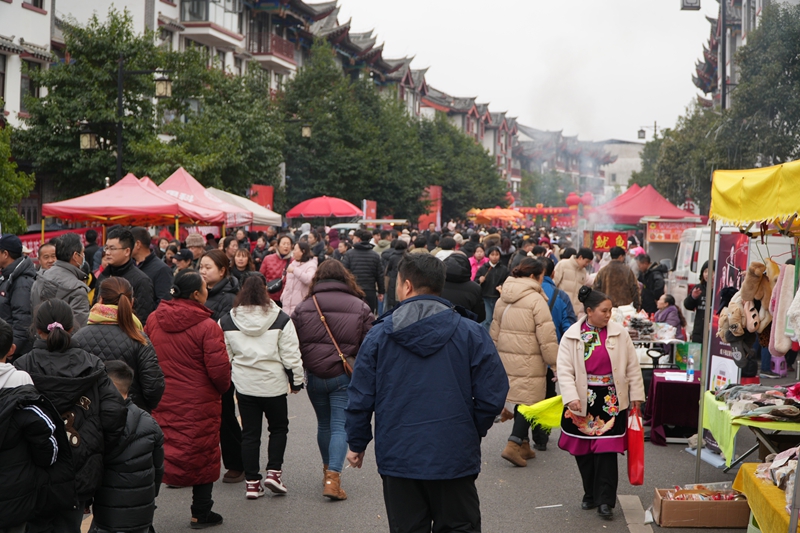 5 圖為屯堡村宴現場的民俗市集,市民穿梭其間,感受地道的屯堡風情.jpg