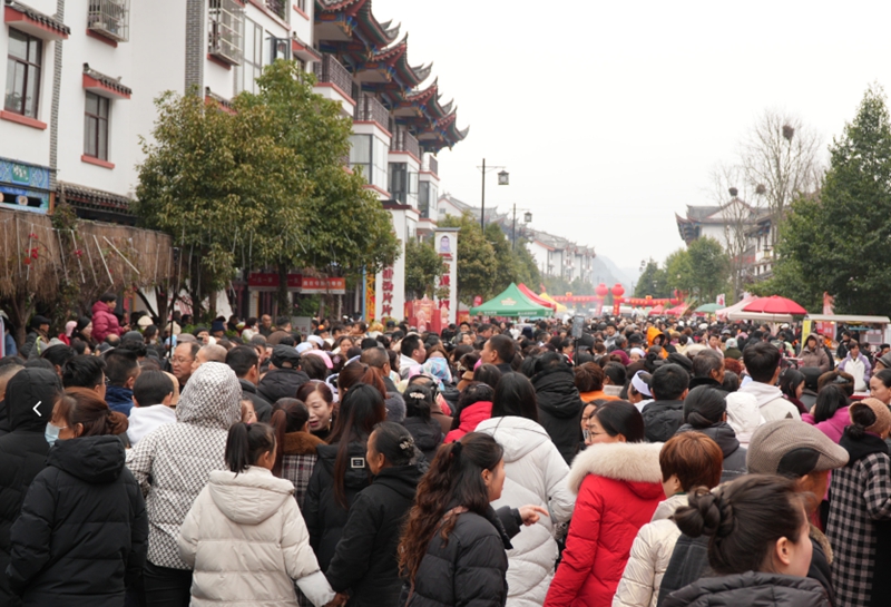 6 圖為屯堡村宴現場人頭攢動,市民與游客爭相參與活動.jpg