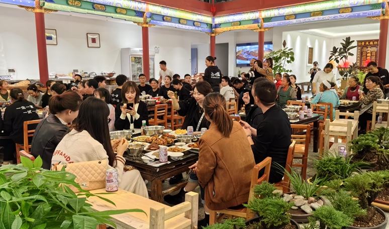 一鍋灌湯豬腳“燉”出富民好滋味