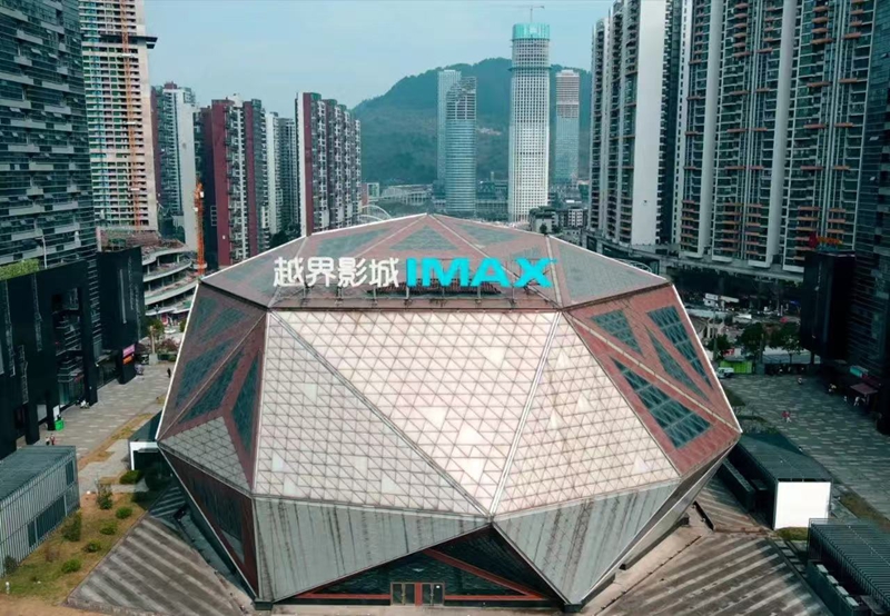 連夜清洗影城外墻，“小灰球”變身“金蟾蜍”