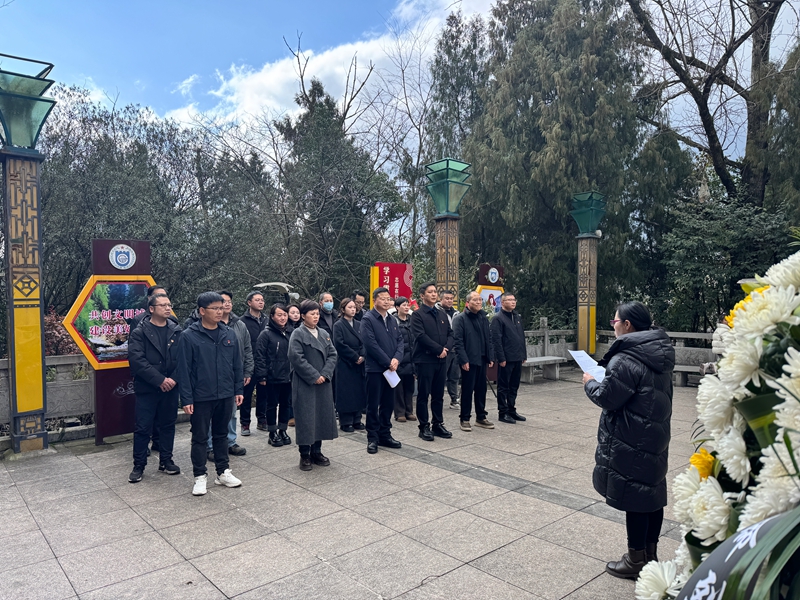 黨員們在吳正卿烈士紀念碑前舉行簡潔而莊重的紀念活動 彭垚 攝