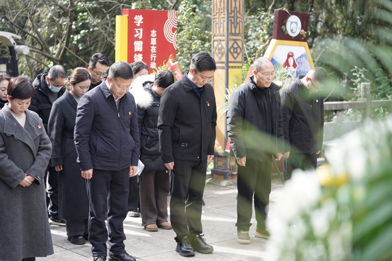 黨員們在吳正卿烈士紀念碑前肅立默哀。 彭垚 攝.jpg