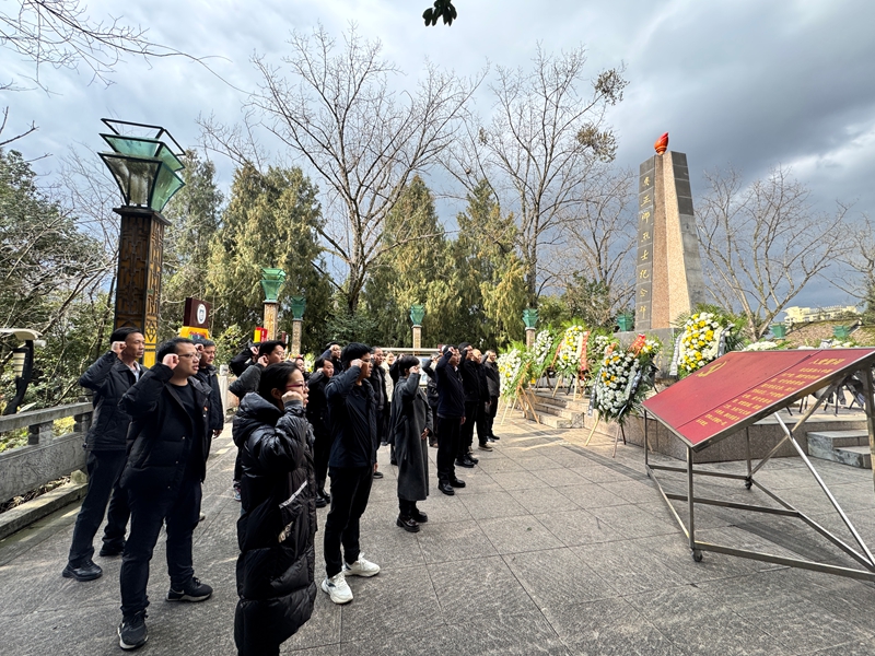 黨員們在吳正卿烈士紀念碑前重溫誓詞。 彭垚 攝.jpg