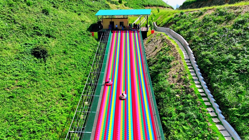 景區(qū)的彩虹滑草游玩項(xiàng)目。  羅杰  攝.jpg