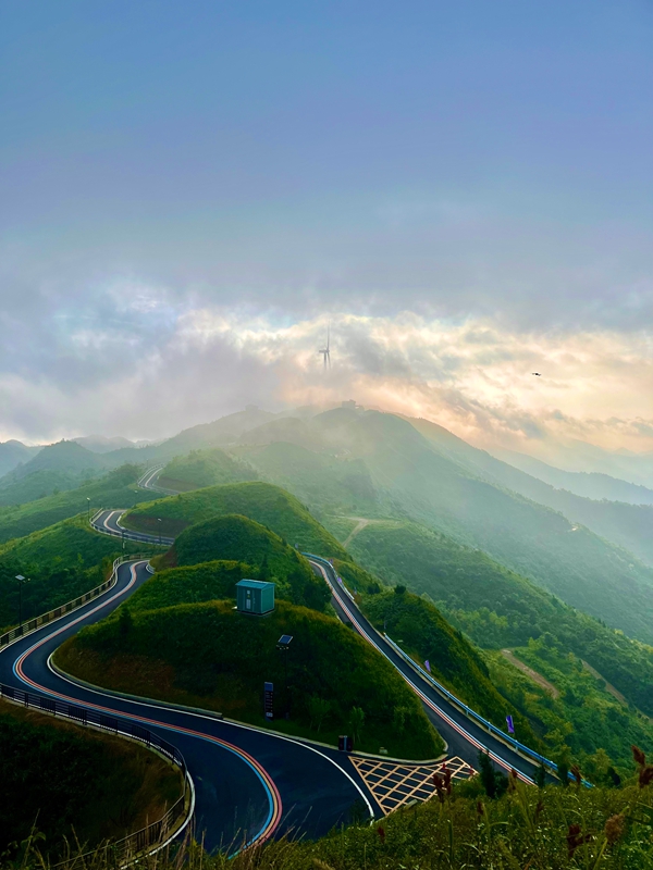 玉簪花云海景區(qū)蜿蜒曲折的觀光路。  劉禹沙  攝.jpg