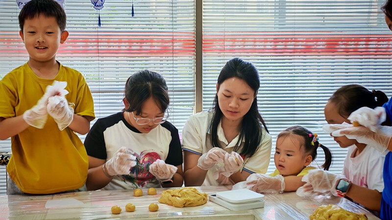 “童彩周末”守護易地搬遷兒童成長路。