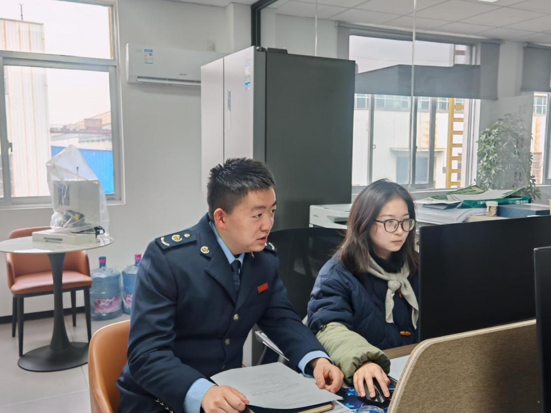 圖為稅務干部為企業辦稅人員宣講政策。黎亭瑤攝