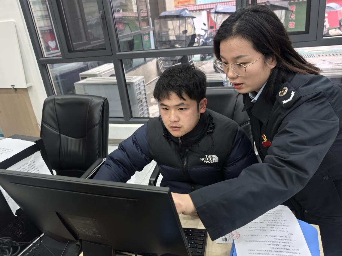 稅務(wù)人員輔導(dǎo)納稅人進(jìn)行信息確認(rèn)。吳蓉攝