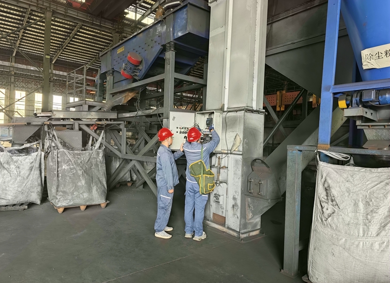 供電人員走進企業車間開展供電質量檢查，助力企業更好生產 王進  攝.jpg