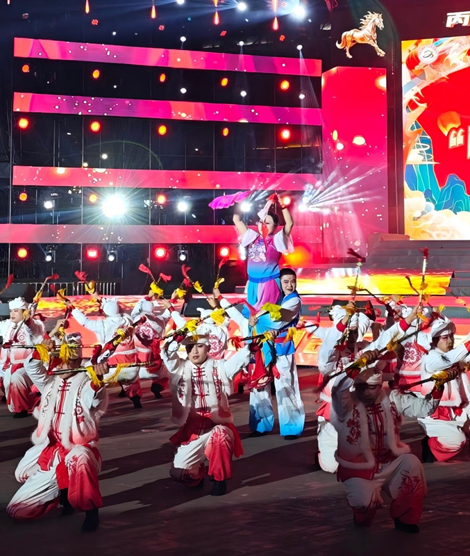 紅裝躍動展風采，秧歌扭出丙午春。任思宇 攝.jpg