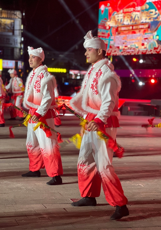 手持花棍踏節拍，小伙演繹別樣秧歌韻。任思宇 攝.jpg