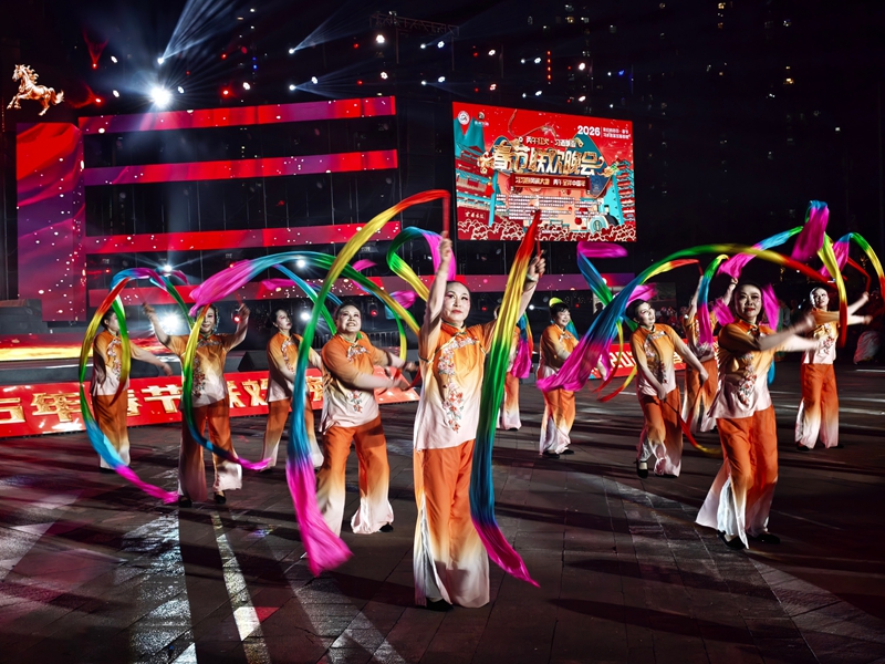 彩綢飛揚炫光影，秧歌展演燃爆全場。任思宇 攝.jpg