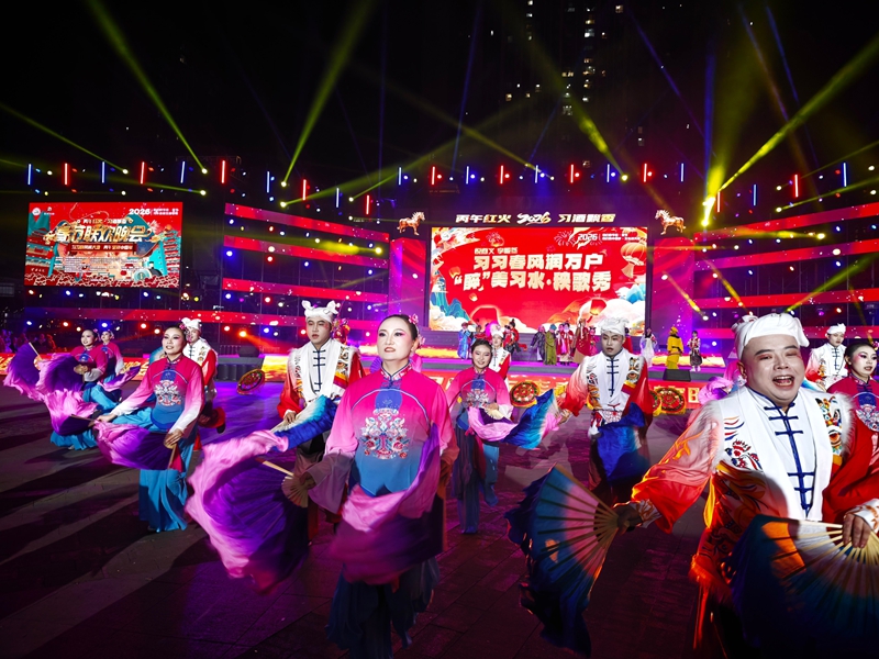 扇影流光匯歡潮，七支隊伍競風姿。任思宇 攝.jpg