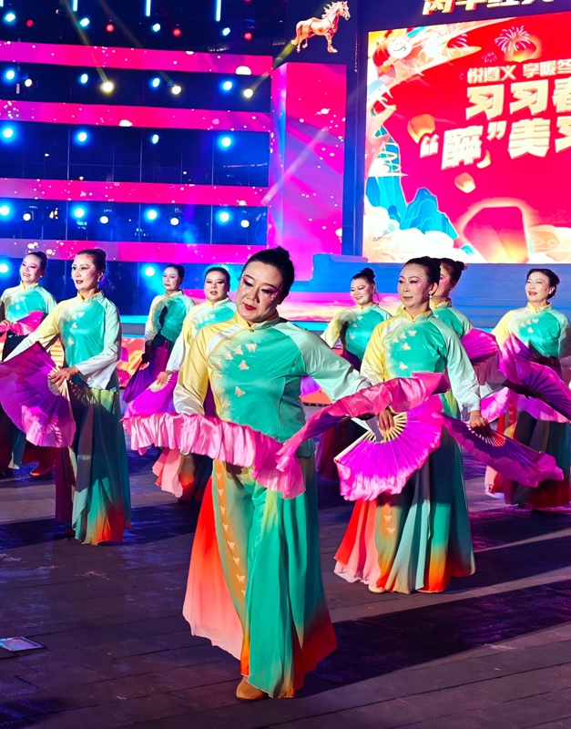 彩扇翩躚舞春意，民俗展演醉人心。任思宇 攝.jpg