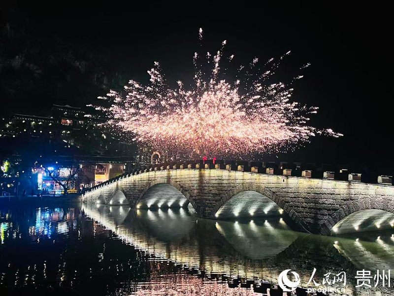 非遺“打鐵花”表演。人民網記者 陳潔泉攝.jpg