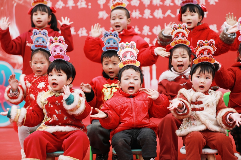 貴州省黔西市林泉鎮營腳村村民在參加新春大聯歡活動，村民在表演文藝節目。