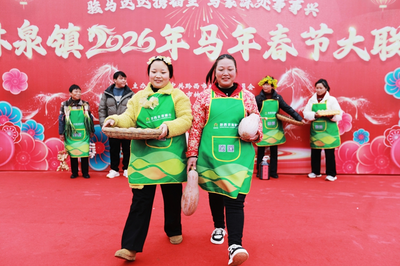 貴州省黔西市林泉鎮營腳村村民在參加新春大聯歡活動，村民在表演文藝節目。