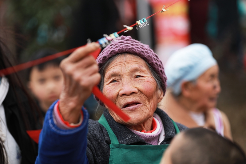 貴州省黔西市林泉鎮營腳村村民在參加新春大聯歡活動，村民在猜謎語。