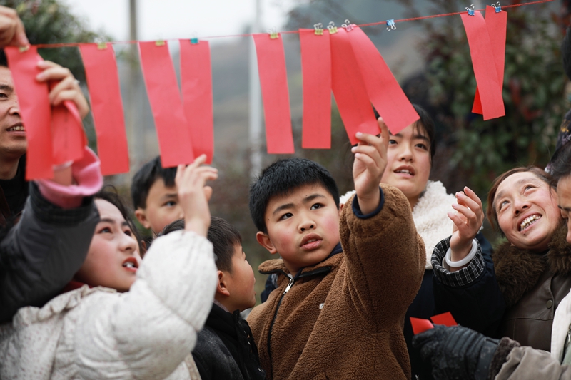 貴州省黔西市林泉鎮營腳村村民在參加新春大聯歡活動，村民在猜謎語。