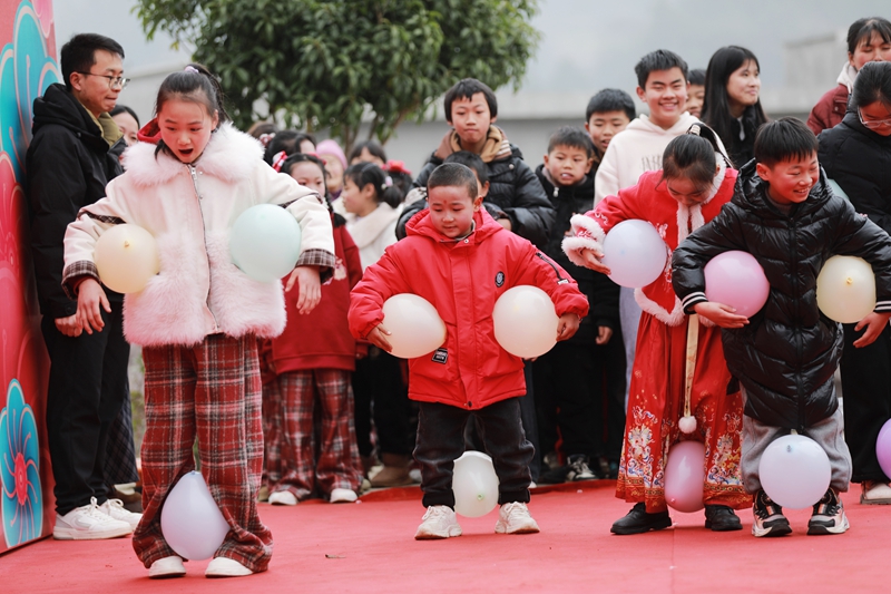 貴州省黔西市林泉鎮營腳村村民在參加新春大聯歡活動，村民在做游戲。
