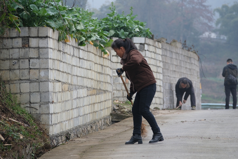 1 圖為打掃道路。伍會(huì)芳 攝.jpg