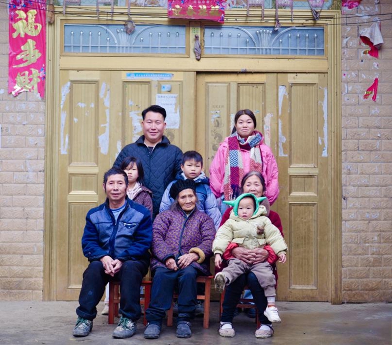 紫云自治縣芭茅村為村民拍攝的全家福