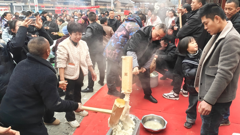 思南土家山寨打糍粑“年味”熱騰騰.jpg