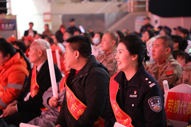 圖為：各行業勞動模范、先進工作者代表現場觀看 (2)