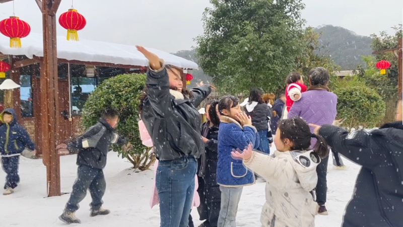 解鎖冬季旅游新風向,十里荷廊童話雪鄉打造冰雪夢幻樂園。