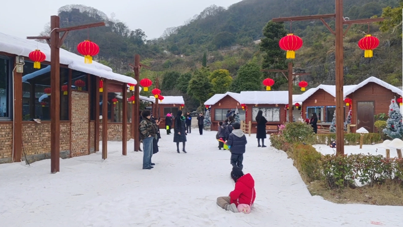 解鎖冬季旅游新風向,十里荷廊童話雪鄉打造冰雪夢幻樂園。