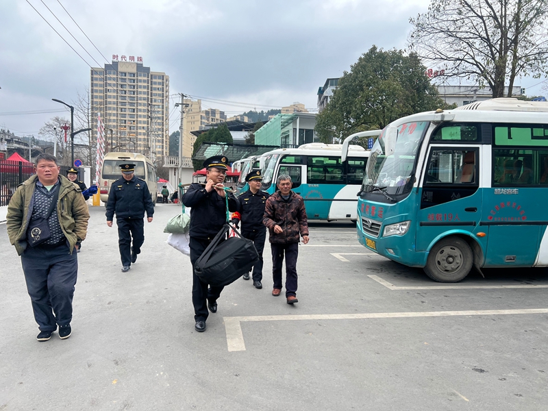 1 圖為2026年2月2日 青年突擊隊員為年老群眾搬運行李。李倩怡 攝