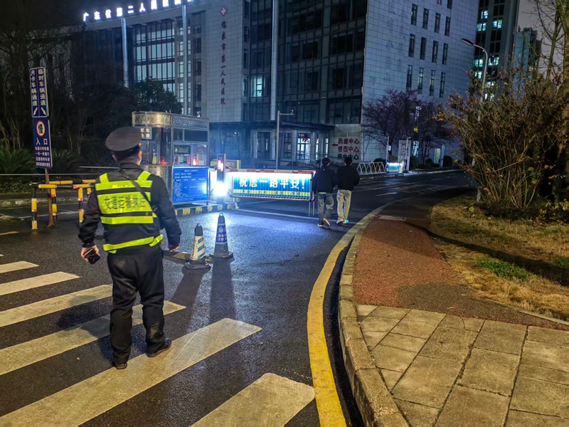 2 圖為2026年2月6日 將傷者送至醫院。劉卓然 攝