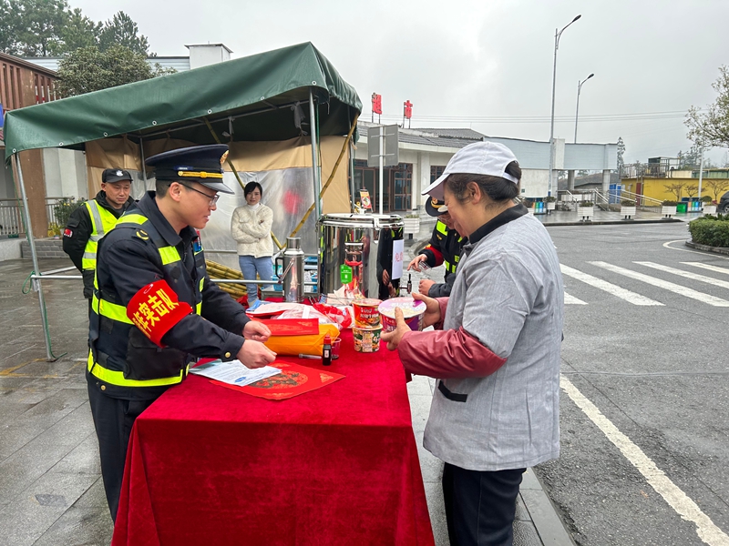 3 圖為2026年2月12日 為司乘人員送泡面。 劉卓然  攝