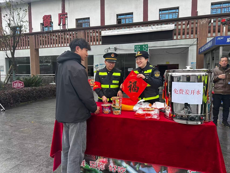 4 圖為2026年2月12日 為司乘人員送上手寫“福”字。劉卓然  攝