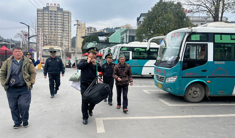 “福”字寫進春聯 “服”字落于行動