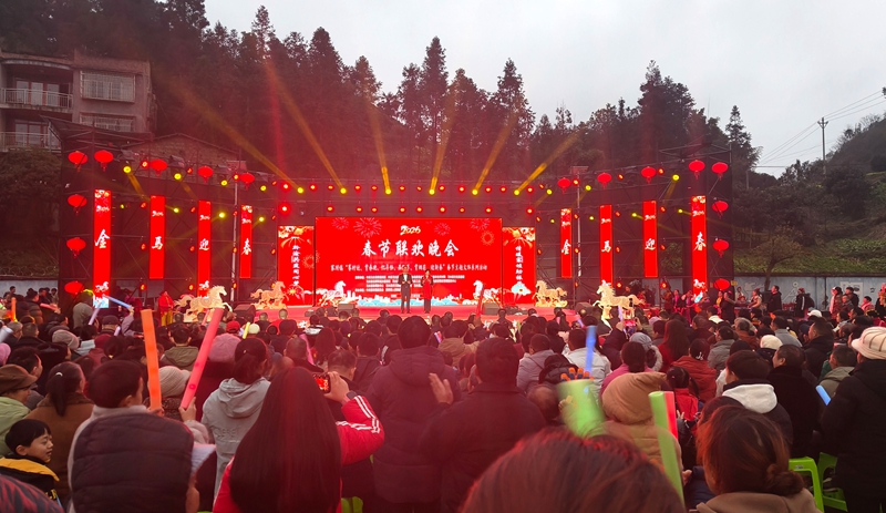 1、“情暖習(xí)水源 共敘家鄉(xiāng)情”寨壩鎮(zhèn)2026年春節(jié)文藝晚會在寨壩鎮(zhèn)中學(xué)舉行。習(xí)水縣融媒體中心供圖.jpg