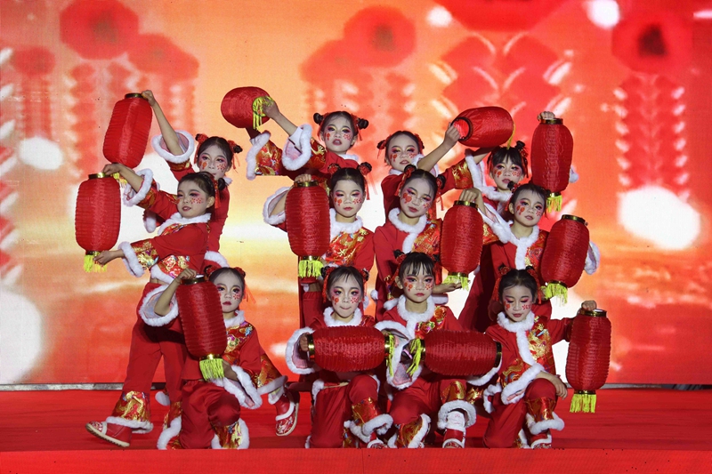 2、桑木鎮(zhèn)“村晚” ，萌娃提燈登臺，歡跳演繹新春喜慶氛圍。習(xí)水縣融媒體中心供圖.JPG