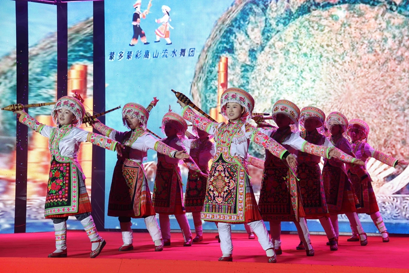 3、桑木鎮(zhèn)“村晚” ，苗家兒女載歌載舞，演繹濃郁紅苗風(fēng)情。習(xí)水縣融媒體中心供圖.JPG