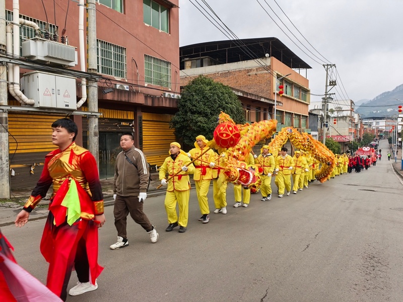 5、馬臨街道,民俗巡游啟幕,金黃長龍沿街舞動納福。習(xí)水縣融媒體中心供圖.jpg