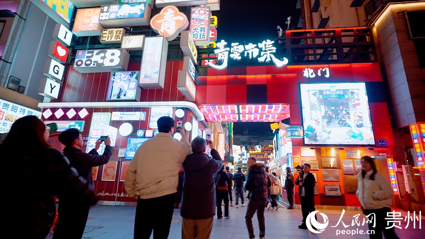 探訪團走進貴陽市青云市集，感受普通市民生活的“煙火氣”。人民網記者 涂敏攝