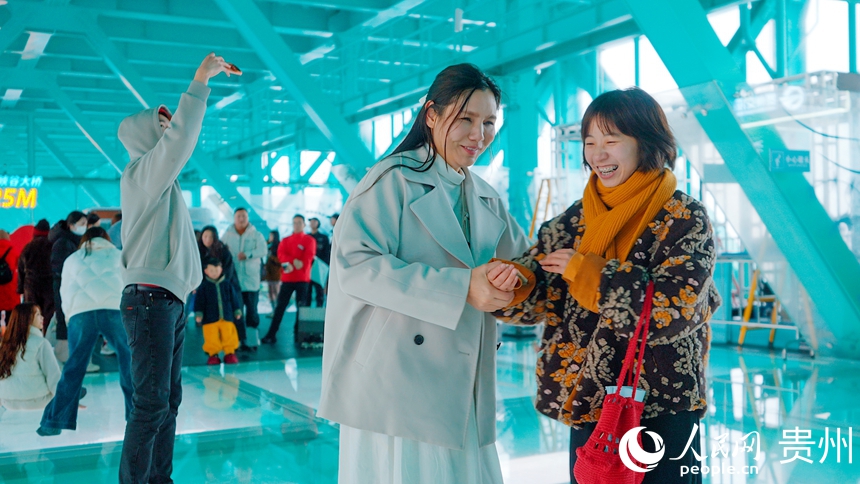 探訪團成員體驗“世界第一高橋”橋旅融合。人民網記者 涂敏攝