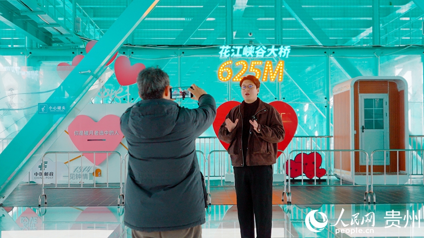 探訪團成員在“世界第一高橋”上作新聞報道。人民網記者 涂敏攝