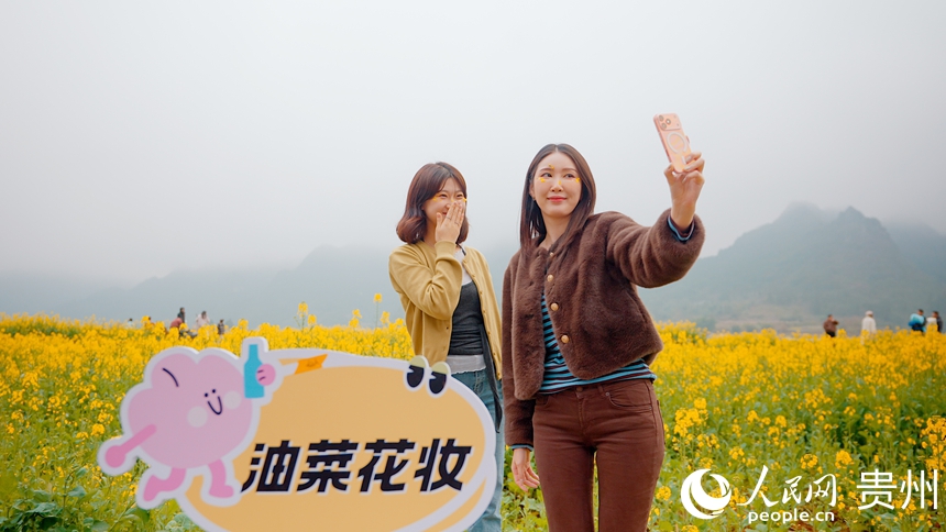 探訪團走進萬峰林景區，感受冬日貴州的別樣浪漫。人民網記者 涂敏攝