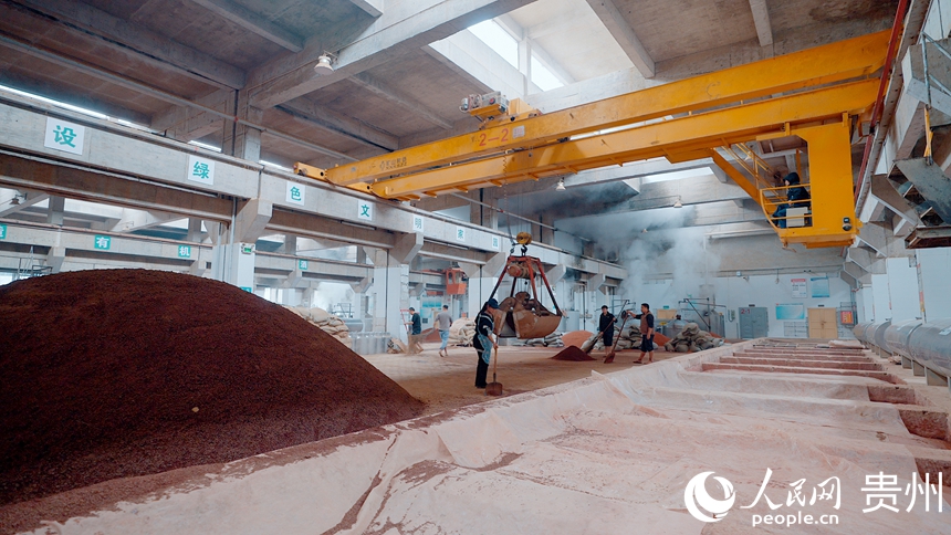 探訪團走進仁懷的酒企，觀摩貴州醬香白酒的制作工藝。人民網記者 涂敏攝